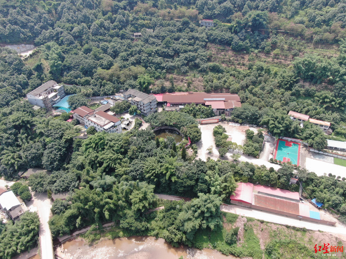 九彩虹农家乐鸟瞰在过去几年餐饮行业整体面临困境,业绩下滑,经营惨淡