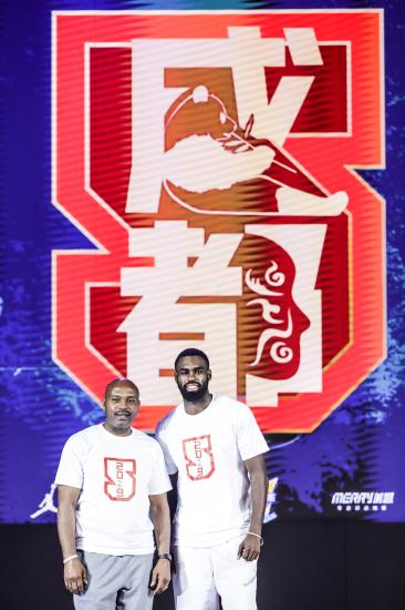 NBA球星<em>哈达威</em>父子助阵NBA5v5精英篮球赛成都赛区