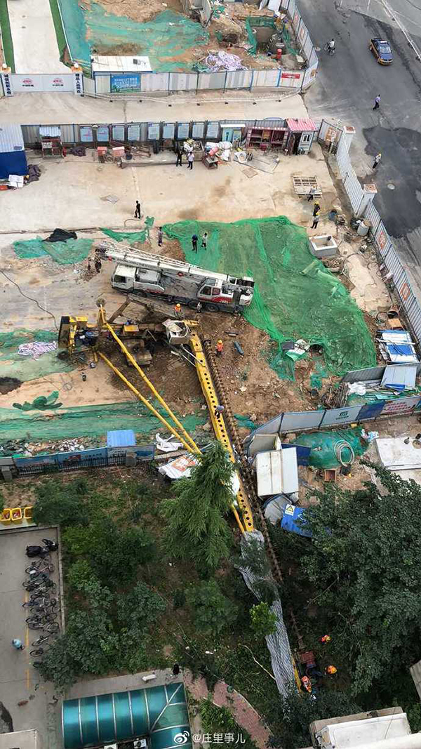 石家庄地铁一工地20米高钻孔机倾倒,砸坏附近小区绿化护栏