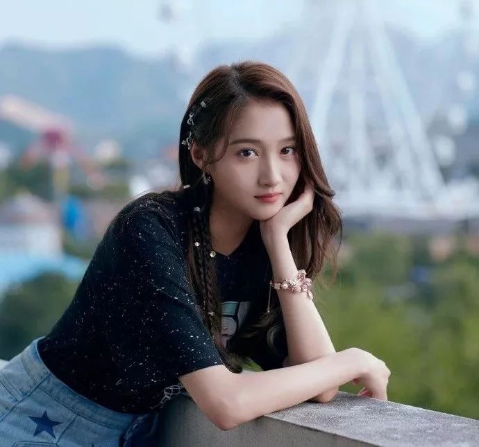 扒姨太爆料关晓彤吃回头草张艺兴演唱会没人韩庚带女友秀恩爱李兰迪