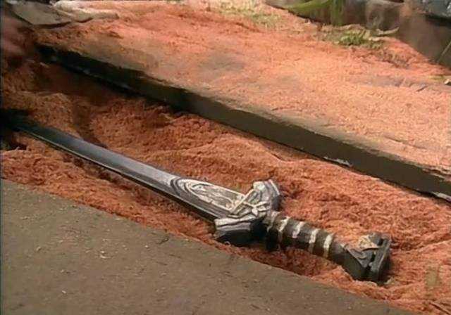 在书中被杨过所得,自此武功大进,成为"神雕大侠"玄铁重剑是一整块玄铁