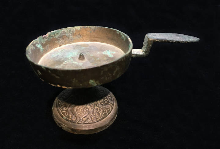 汉| 青铜持柄行灯(天水成纪博物馆藏)