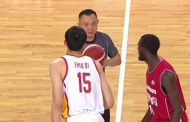 中国男篮热身赛裁判闫军吹黑哨,喀麦隆球员脚踢皮球发泄被吹t