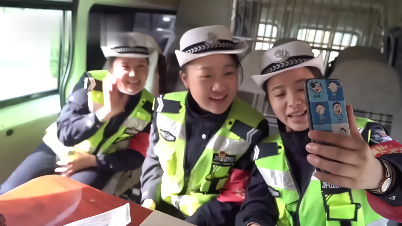 盐城女交警吉丹丹多大图片