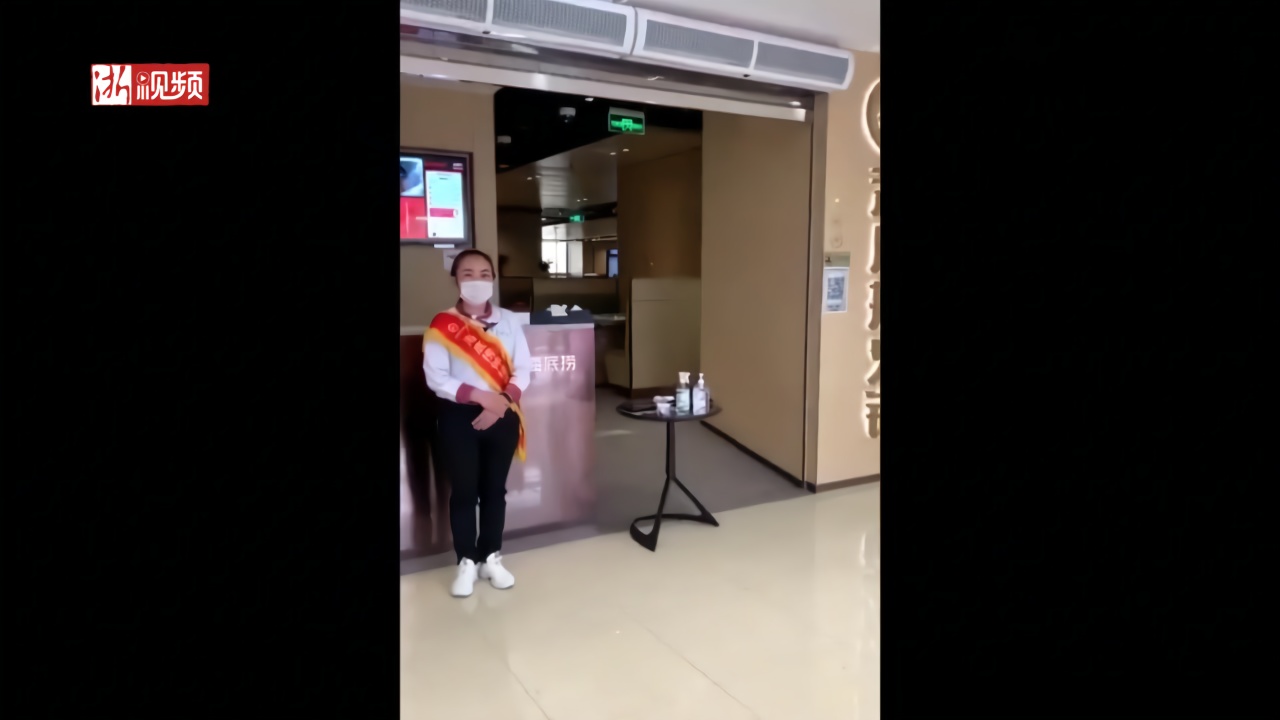 西安海底捞开业, 顾客进门扫码,堂食需隔桌就餐